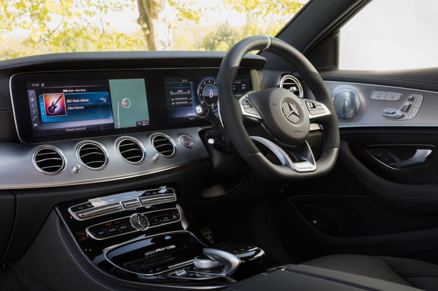Панель приборов Mercedes-AMG E63 S 4Matic+ 2017 года  (UK) (фото 20 из 40)